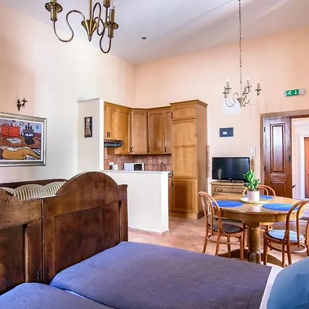 Amoret Apartment *